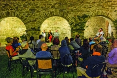 Conversando en el Claustro Antiguo