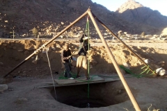 Los trabajos de excavación de los pozos en Santa Caterina (Egipto, Sinaí)