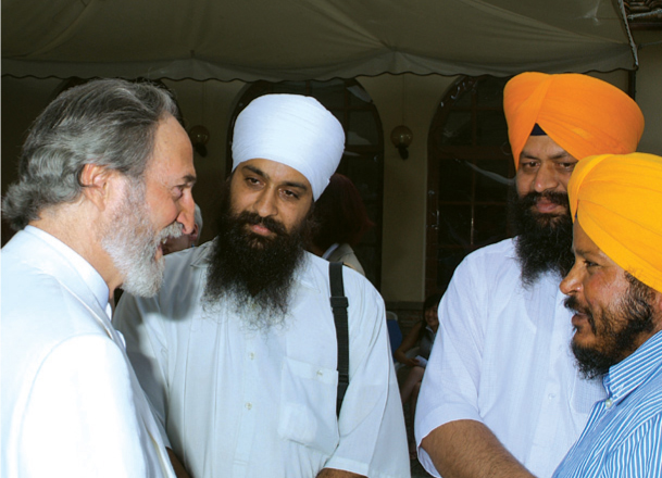 El Presidente Pier Franco Marcenaro conversa con algunos huespedes de religión Sikh
