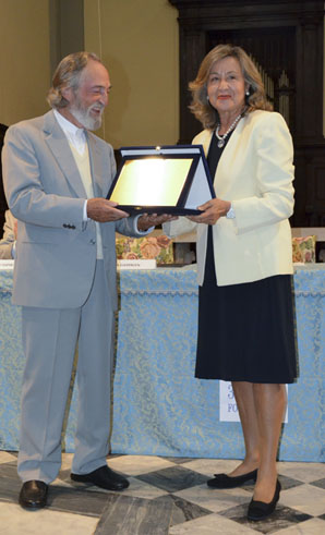 Paola Gassman, entrega oficialmente la placa conmemorativa al Presidente Pier Franco Marcenaro