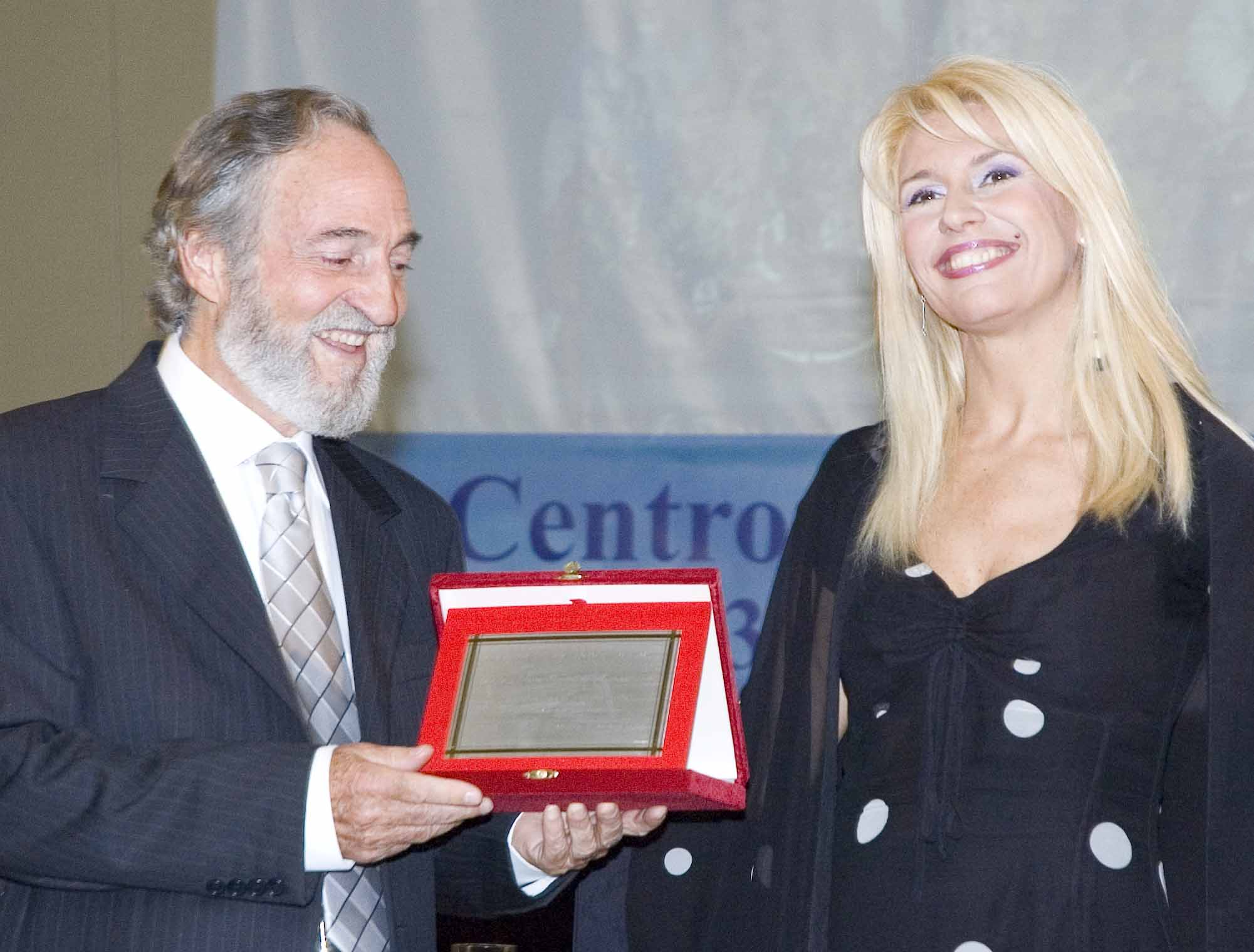 Maria Teresa Ruta entrega oficialmente la placa conmemorativa al Presidente Pier Franco Marcenaro