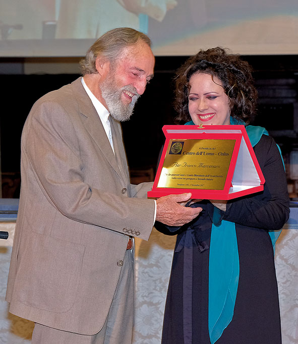 Antonella Ruggiero entrega oficialmente la placa conmemorativa al Presidente Pier Franco Marcenaro